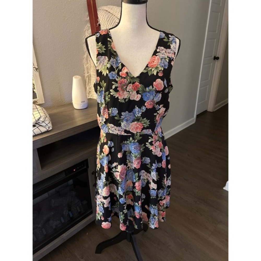 Interi NWT boutique size large‎ floral black dress